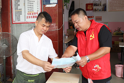 1【网站】党员先锋久久为功 筑牢健康防线.JPG