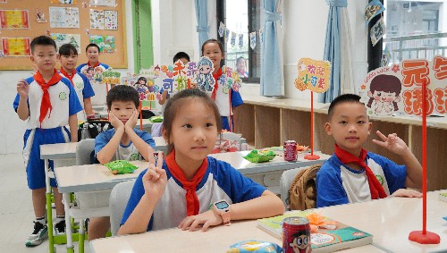 1【网站】开学首日 大朗镇各校园仪式感满满迎接学子 (3)~1.jpg
