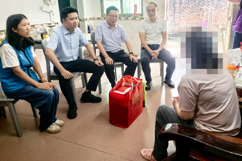 2【网站】大朗镇第一届“慈善助残&middot;暖心敲门”困难残疾人探访慰问活动顺利举行 (2)~1.jpg