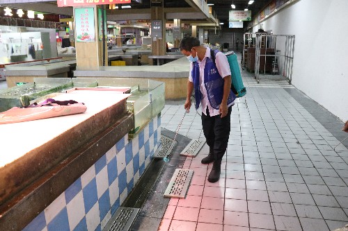 2农贸市场筑牢防蚊灭蚊防线 (3)~1.jpg