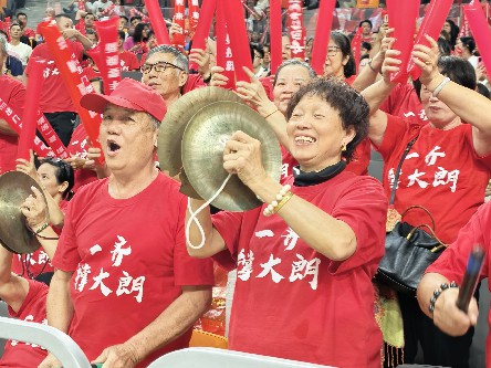 2.大朗球迷全程相伴 见证勇夺第十二冠 (2)~1.jpg