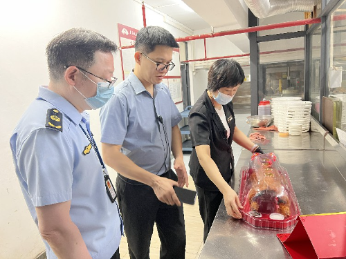 1【网站】大朗市场监管分局开展重阳节前乳猪食品安全专项检查 (6)~1.jpg