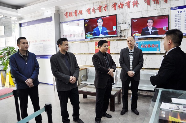 首页 黄金4 此外,镇长王耀明等镇领导还深入到迎春花市,中心加油站和
