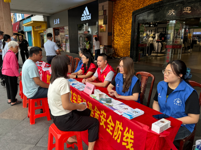 20260414_25期_石龙医保分局开展2026年医保基金集中管理月群众宣讲活动.doc_2